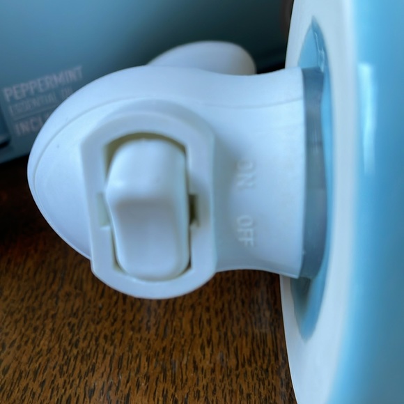 NWT Bluzen Ceramic Plug-In Essential Oil Diffuser in lovely powder blue + oil - Picture 4 of 11